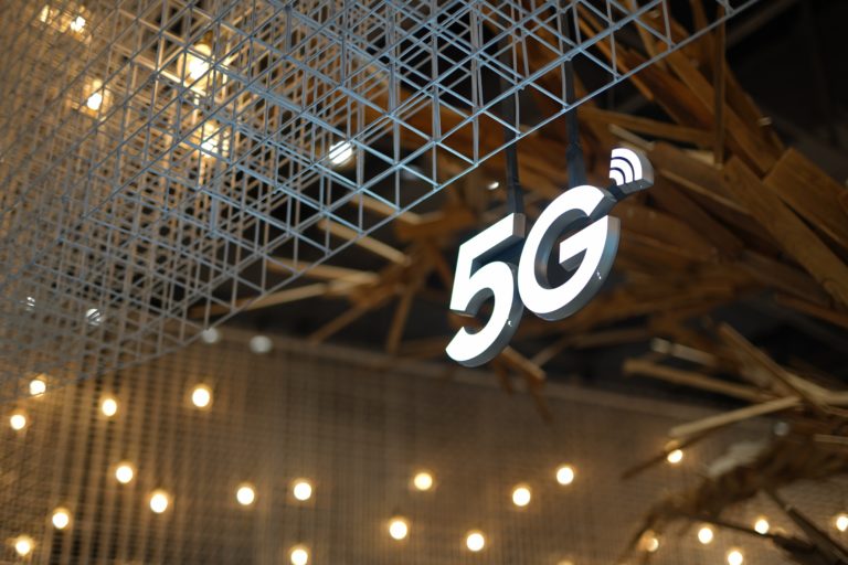 Lee más sobre el artículo La Tecnología 5G, su implementación en Latinoamérica y en especial en República Dominicana: Impulsando la Conectividad del Futuro